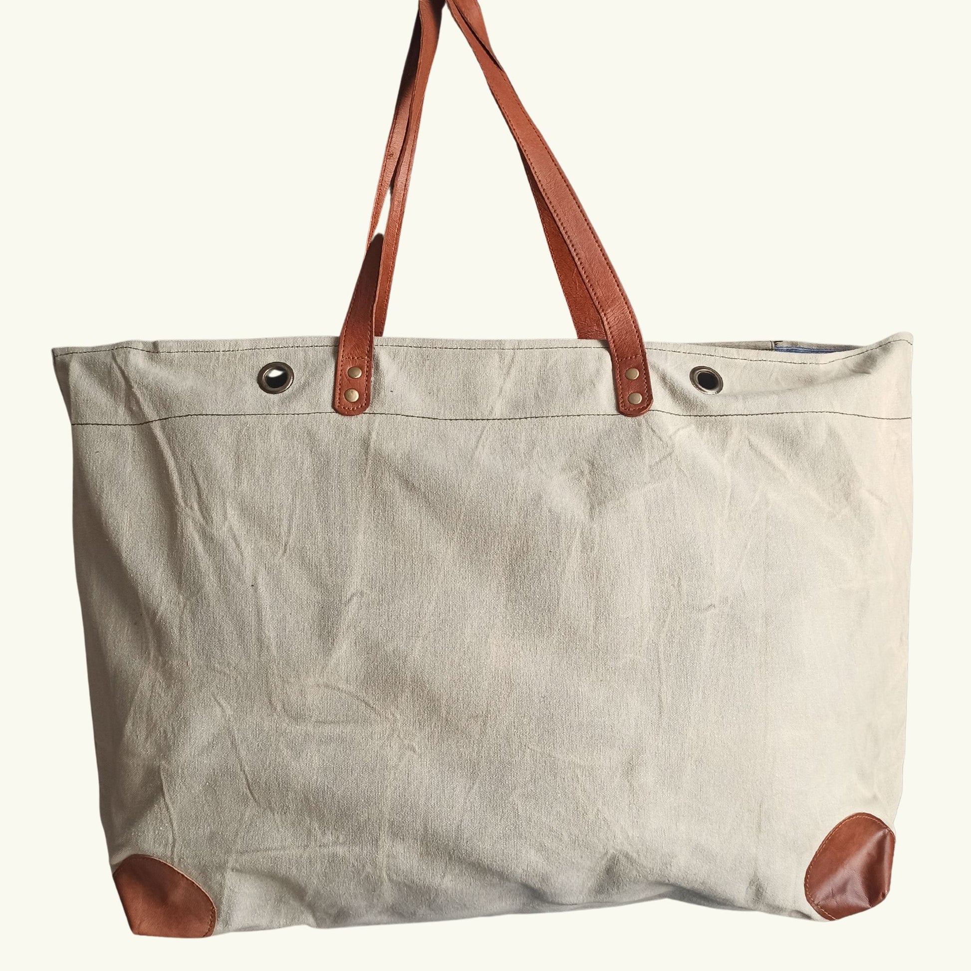 Grand sac cabas de plage en toile de coton beige grisé, inscription love métallisé, lanières et  renforts en cuir, modèle unique et éco-responsable