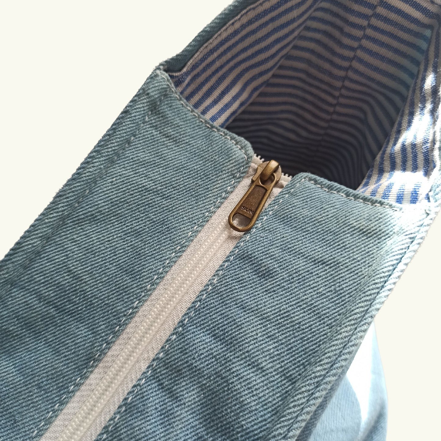 fermeture zippée sac cabas de plage en toile de coton bleu jeans inscription love métallisé, lanières et  renforts en cuir, modèle unique et éco-responsable