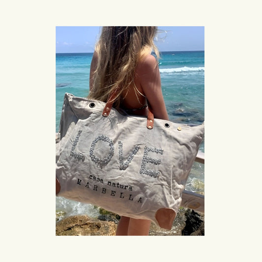 Grand sac cabas de plage en toile de coton beige grisé, inscription love métallisé, lanières et  renforts en cuir, modèle unique et éco-responsable