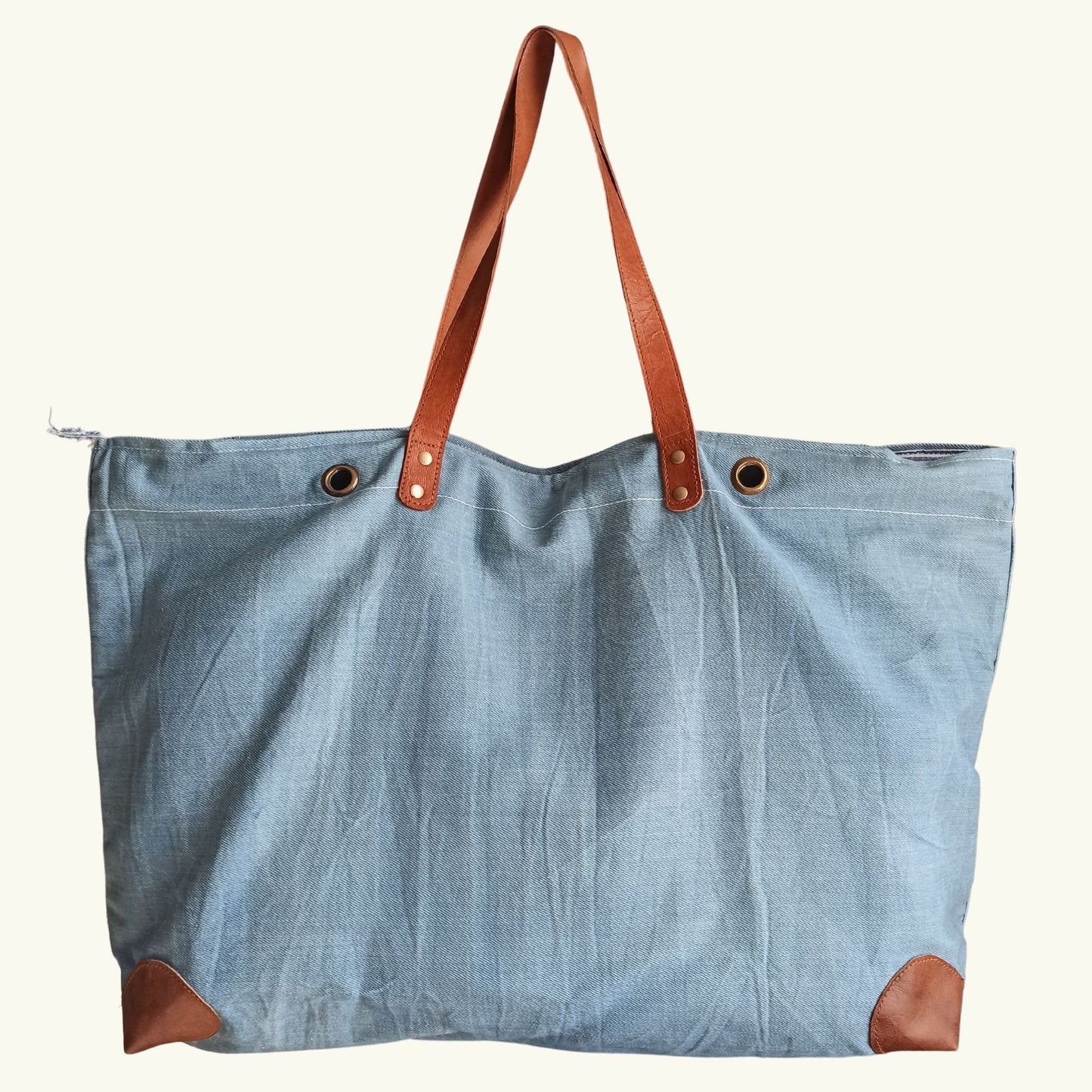 Vue de dos grand sac cabas de plage en toile de coton bleu jeans inscription love métallisé, lanières et  renforts en cuir, modèle unique et éco-responsable