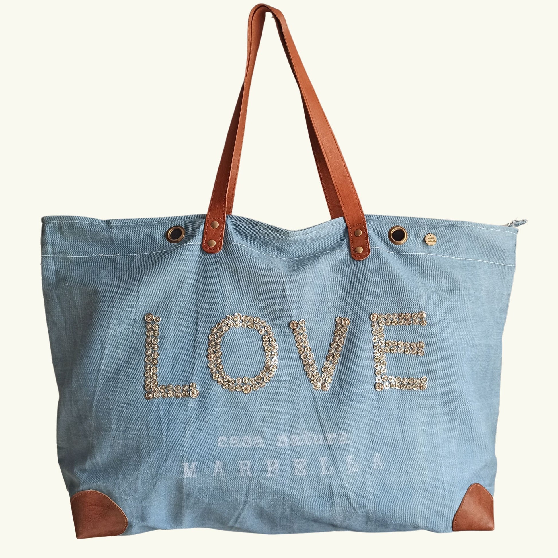 Grand sac cabas de plage en toile de coton bleu jeans inscription love métallisé, lanières et  renforts en cuir, modèle unique et éco-responsable