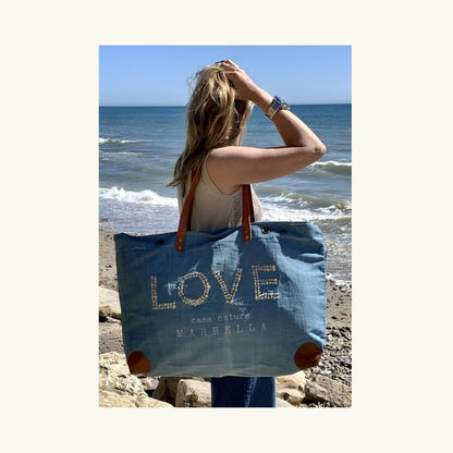 Grand sac cabas de plage en toile de coton bleu jeans inscription love métallisé, lanières et  renforts en cuir, modèle unique et éco-responsable